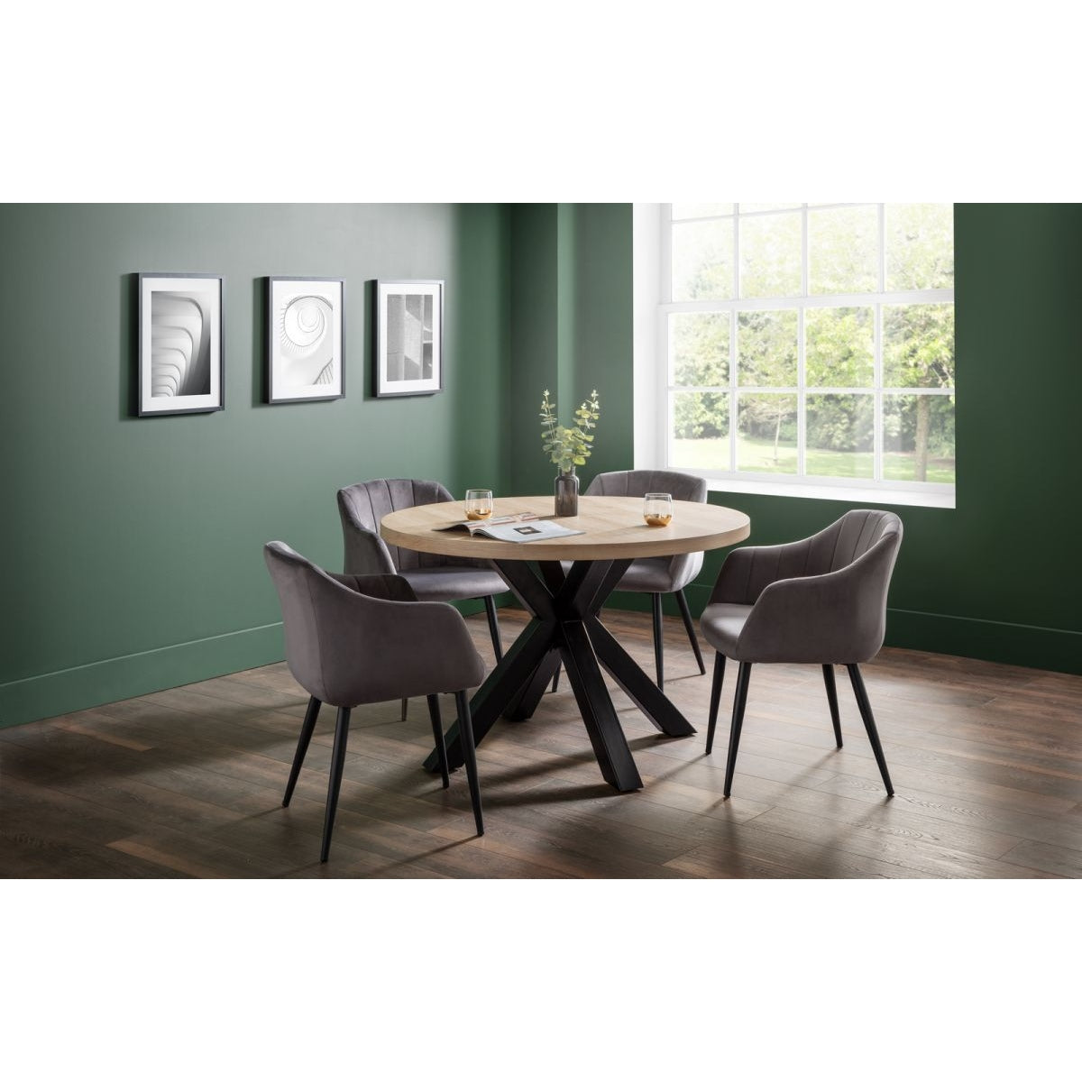 Berwick Round Table & 4 Hobart Scalloped Chairs