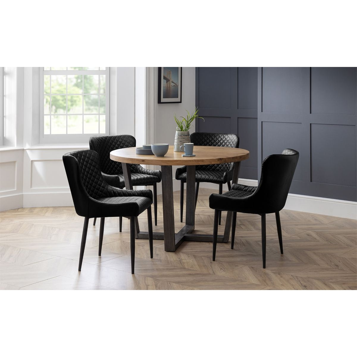 Brooklyn Round Table Oak & 4 Luxe Dining Chairs Black